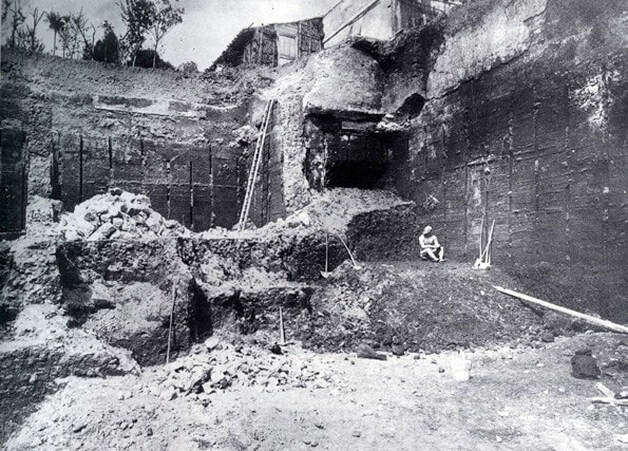 Photograph showing the excavation of the Boxer at Rest in 1885, Rome