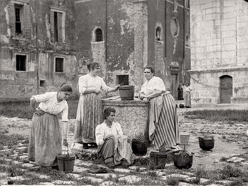 19th century photograph of a wellhead (vera da pozzo) in Venice