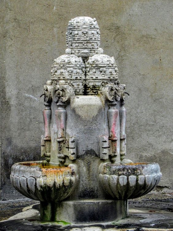 Fountain of the Tiaras (Fontana delle Tiare), Rome