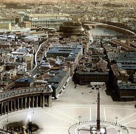 Old photograph of the Spina del Borgo, prior to the creation of Via della Conciliazione), Rome