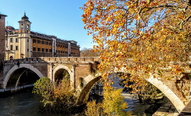The Ponte Fabricio, the oldest bridge in Rome