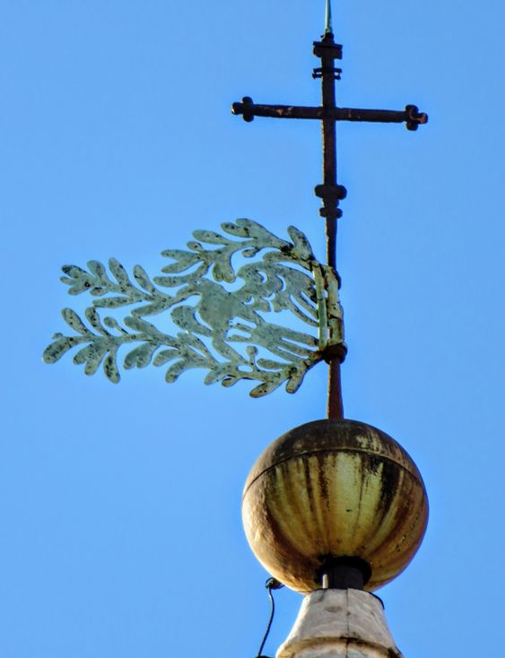 The weather-vane of the church of Sant' Agnese in Agone takes the form of a dove bearing an olive branch in its beak, the heraldic symbol of the Pamphilj family.